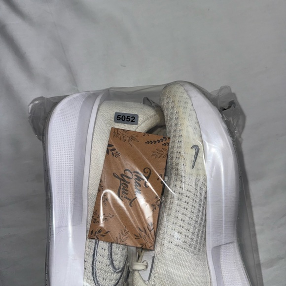 Nike Wmns Interact Run 'Sail Metallic Gold' road running shoes size 7.5 - Picture 8 of 9